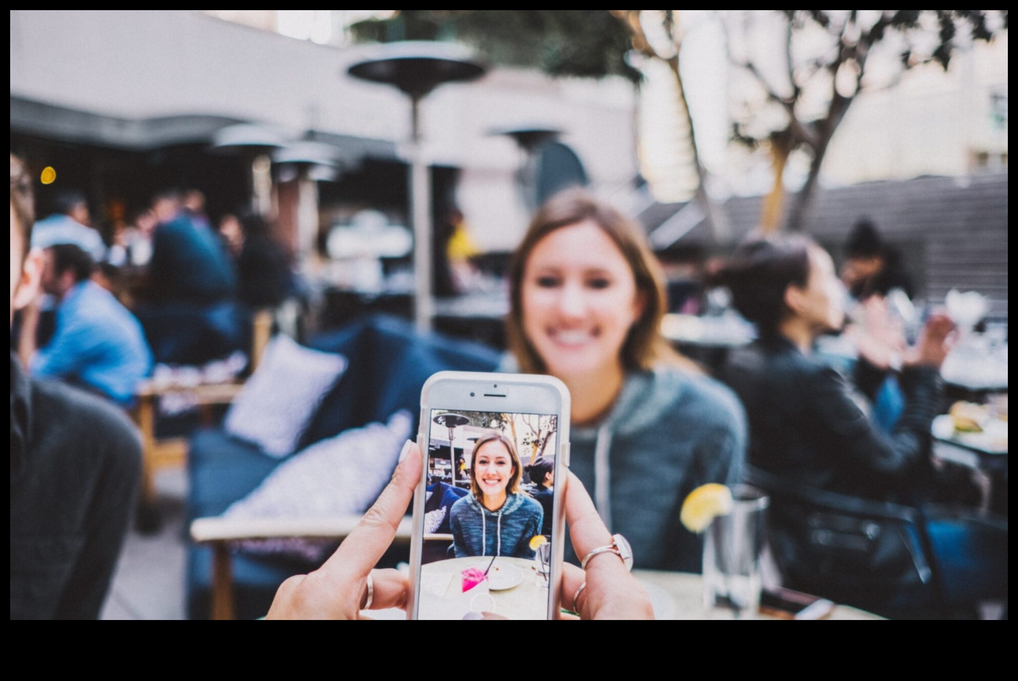 Izpētīt sociālo mediju ietekmi uz uzņēmējdarbības izaugsmi