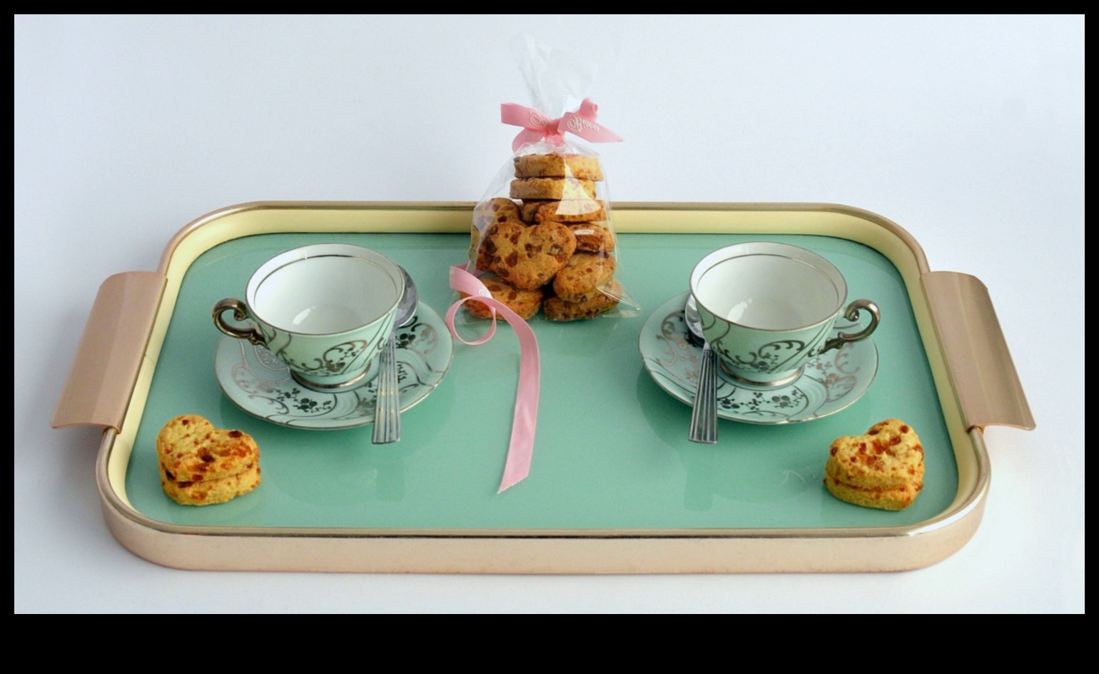 Pavasara tējas ballīte: DIY amatniecība elegantām sapulcēm