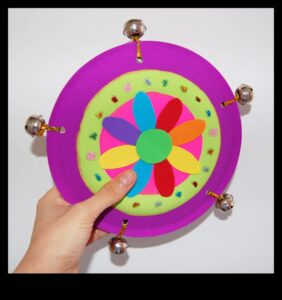 Izveicīgas bērnu papīra šķīvju tamburīnas: mūzikas instrumentu izveide