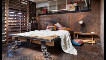 Vintage industriālas guļamistabas dekoru idejas ar steampunk akcentiem